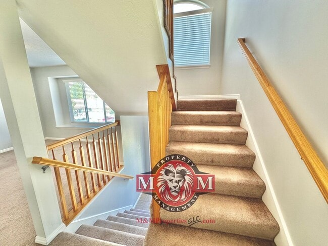 Building Photo - Great 2 Bd 2.5 Bath Townhome in Sandy