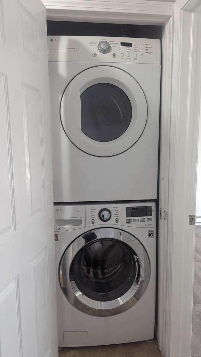 Building Photo - 10 Liberty St