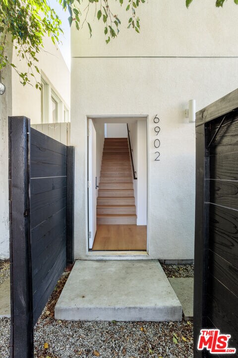 Building Photo - 859 N Mansfield Ave