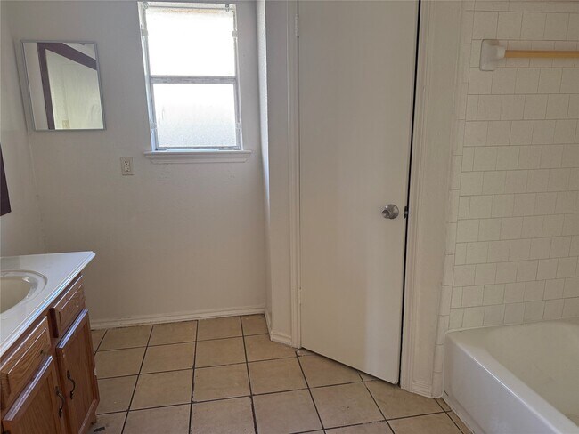 Building Photo - 2114 W Greens Rd