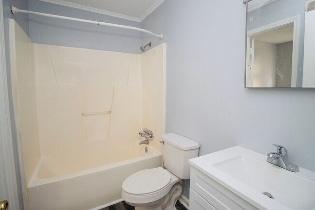 Building Photo - Spacious 2 Bedroom, 1 Bath - Available NOW!
