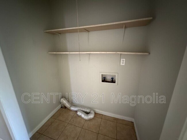 Building Photo - 2737 Royal St