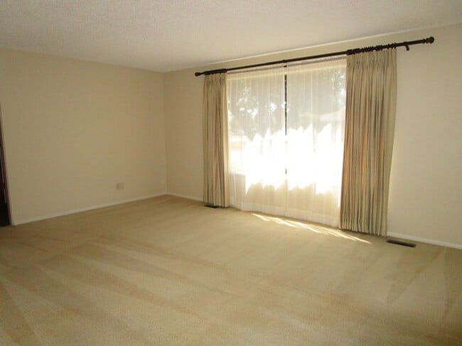 Building Photo - 2310 W Parkway Dr