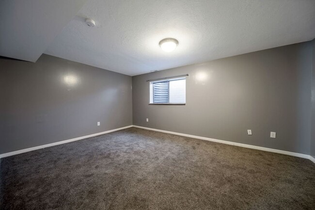 Building Photo - Spacious Sandy Rambler w 2 car attached