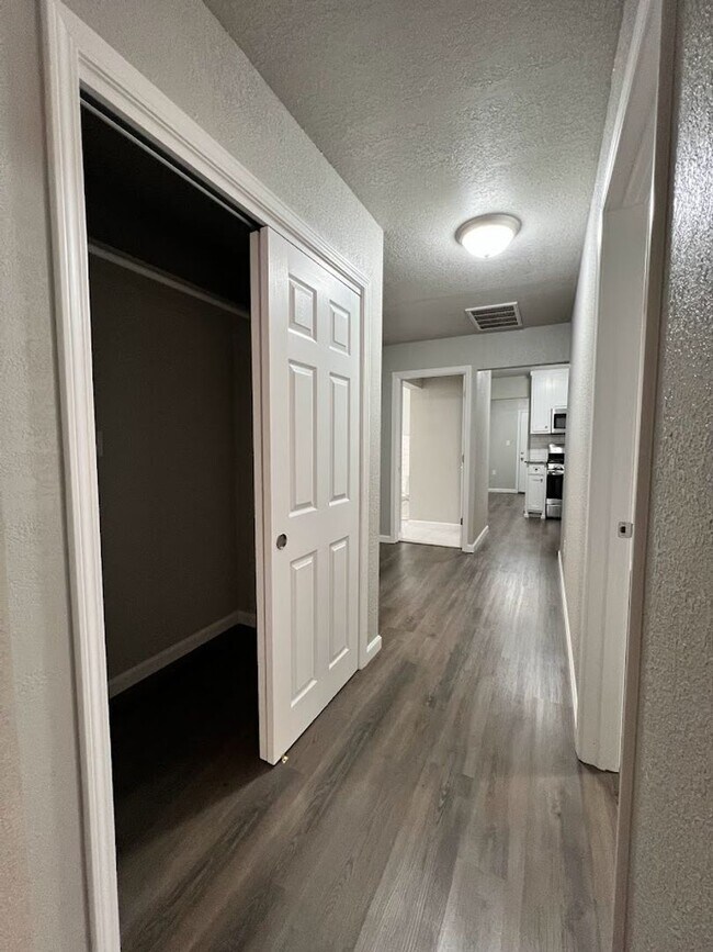 Building Photo - Beautifully Renovated 3 Bed, 1 Bath House