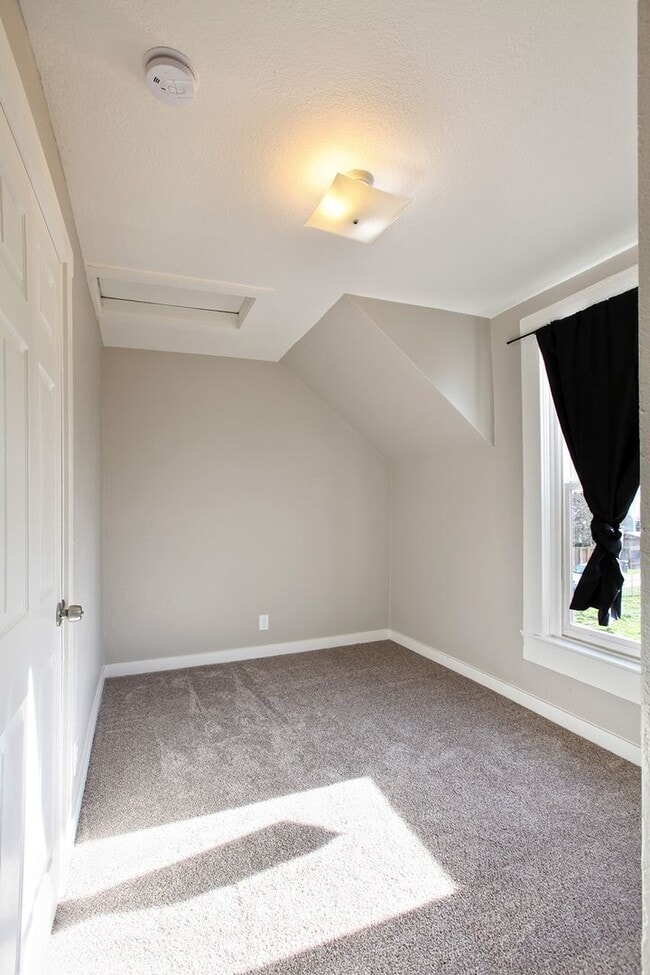 Building Photo - Darling 2 Bedroom Convenient Stanwood Home Move in Ready!