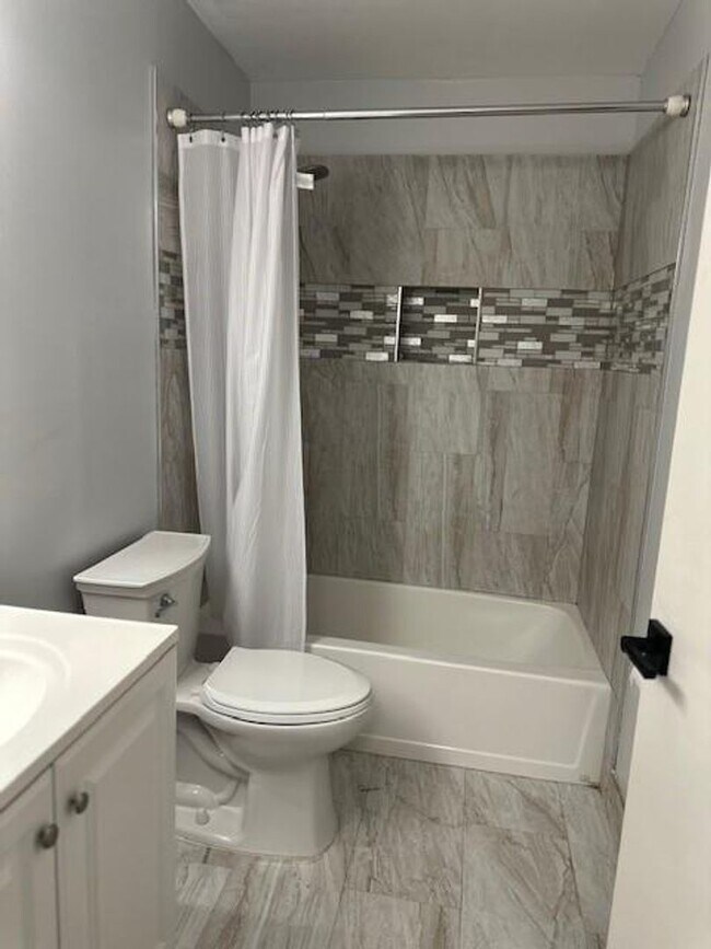 Building Photo - 4151 Eastridge Cir