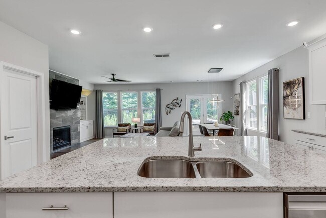 Building Photo - Bright, Modern, Spacious 4bd/3ba Home in Prime Scottdale Location