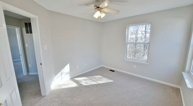 Building Photo - 3 Bed / 2-1/2 Bath Single Family Home w/1-Car garage