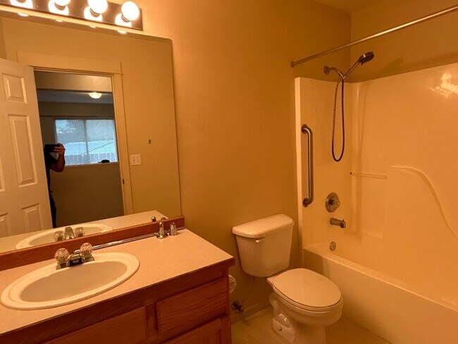 Building Photo - 3 Bedroom / 2 Bathroom Home in NE Madras