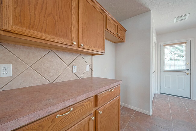 Building Photo - Spacious 3-Bedroom, 2-Bathroom Home with F...