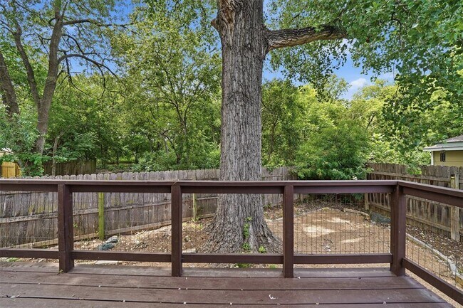 Building Photo - 9504 N Creek Dr