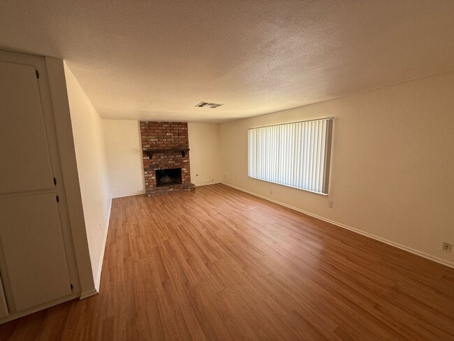 Building Photo - 4 Bedroom