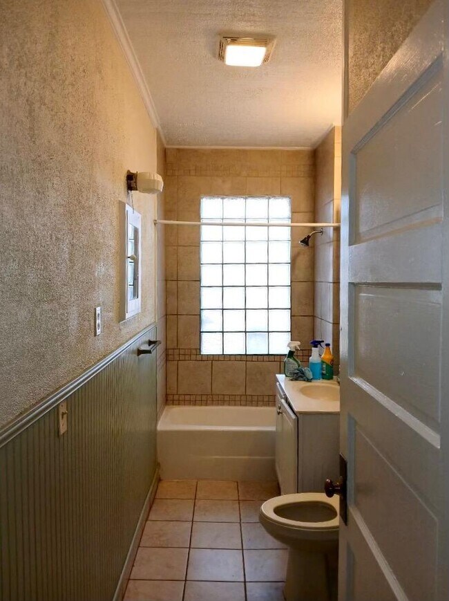 Building Photo - 512 E Main St