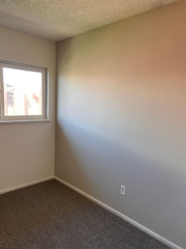 Building Photo - Spacious Three Bedroom Townhome in Westmin...