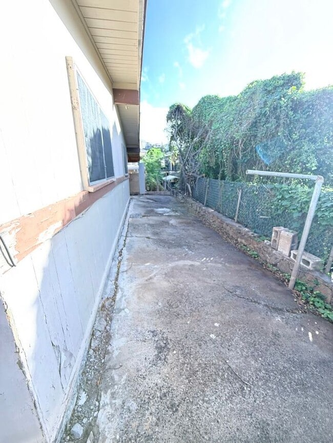 Building Photo - Aliamanu/Salt Lake - 2 bedroom 1 bath Duplex