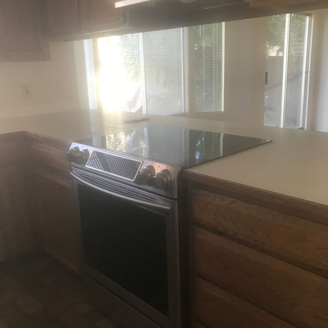Building Photo - 4-Bed, 2 Bath home w/2-car garage in Federal Way, $3,300/mo.