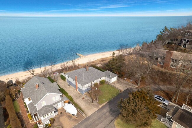 Building Photo - 7 Oak St