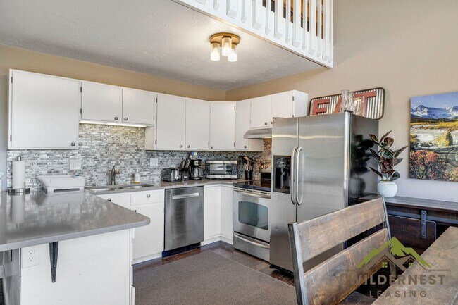 Building Photo - Buffalo Ridge - Spacious unit with Wifi, Covered Parking & Clubhouse