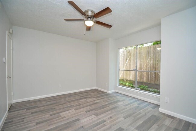 Building Photo - 978 Memorial Village Dr