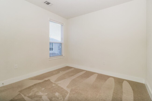 Building Photo - Beautiful two level Condo