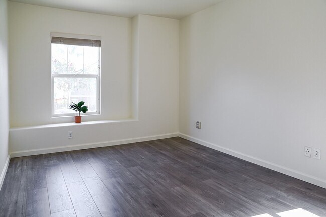 Building Photo - Beautiful and Spacious Home with Three Bedrooms Amazing Loft & Bonus Room!