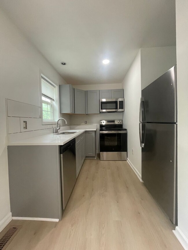 Building Photo - Newly Remodeled 3BR/1.5BA Duplex in Huntersville