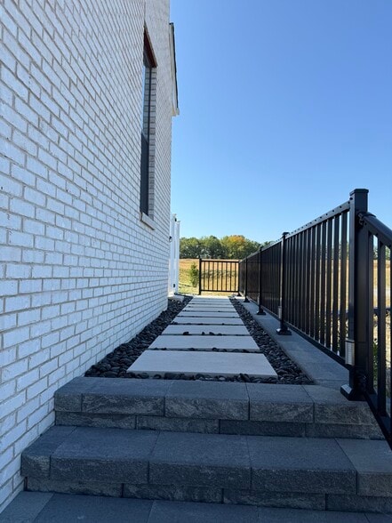 Building Photo - 401 Cranford Way