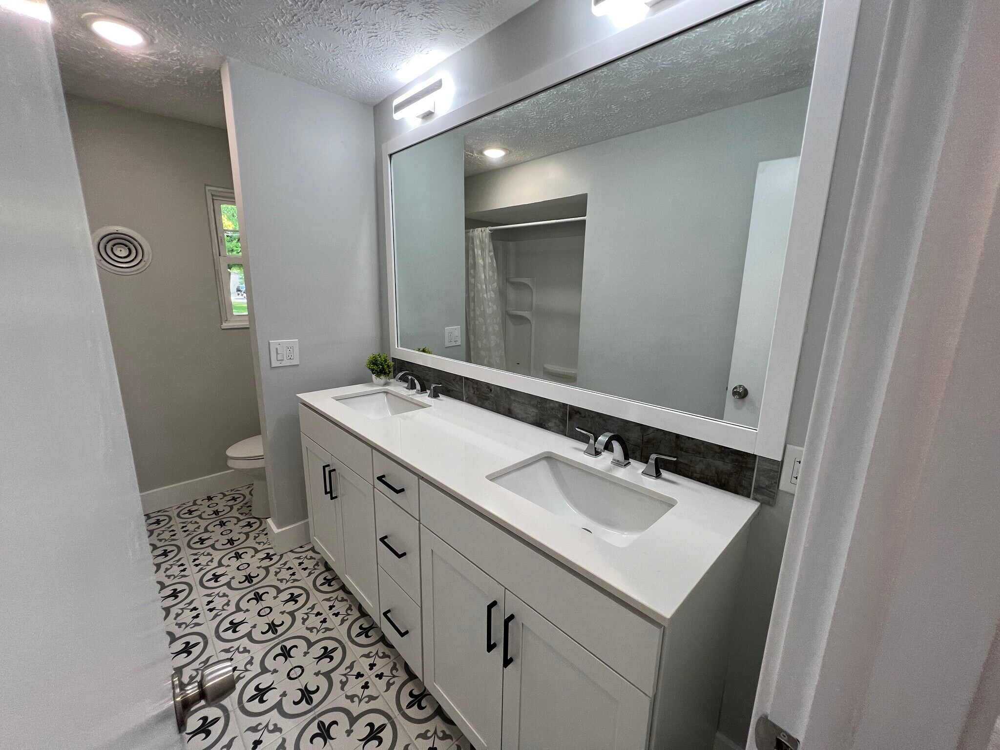 Bathroom - wide angle - 3295 Trumbull Ave