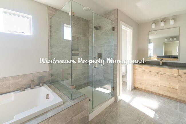 Building Photo - Stunning and spacious 5 bed in McCormick Village!