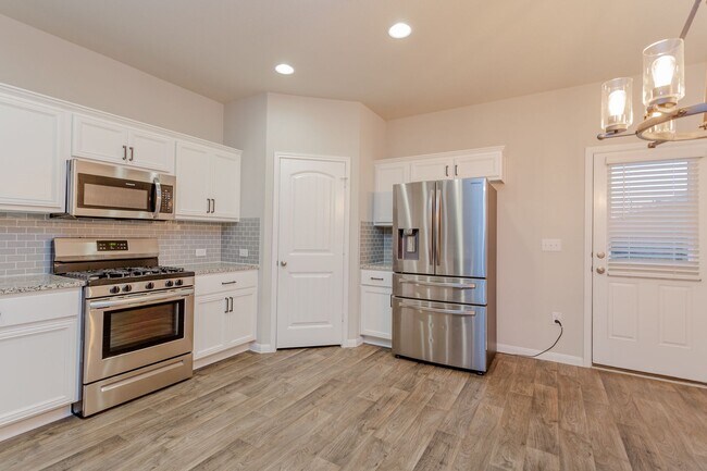 Building Photo - Beautiful 3 Bed / 2.5 Bath Home with High ...