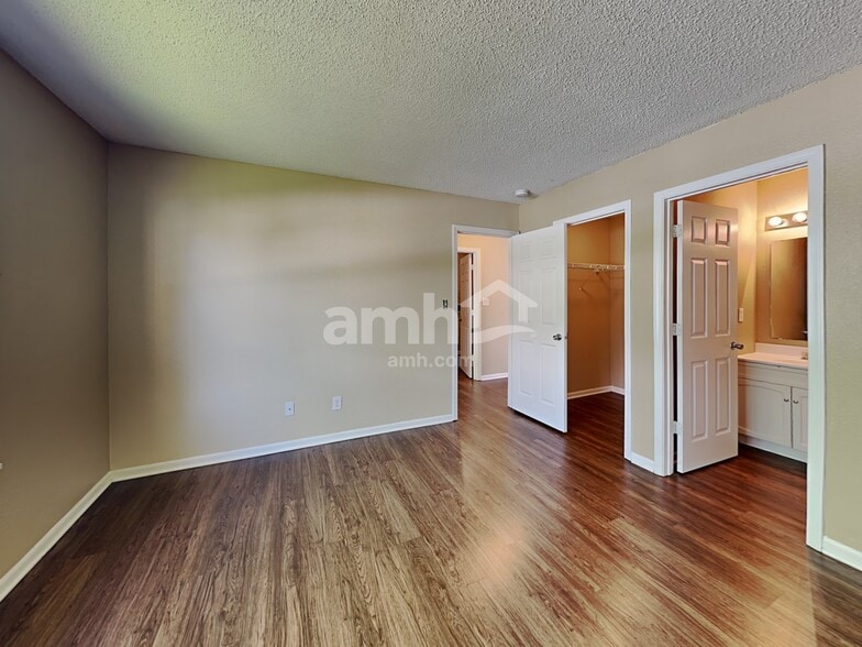 Building Photo - 1428 Blue Brook Way