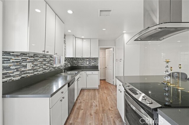 Building Photo - 18433 Tarzana Dr