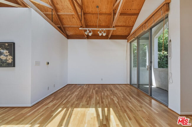 Building Photo - 656 Angelus Pl