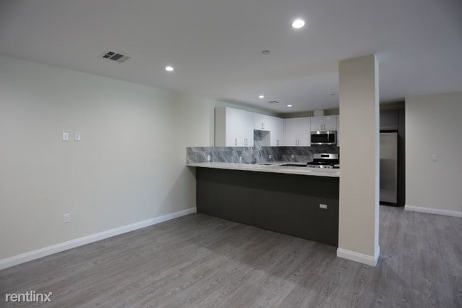 Building Photo - 7140 S La Tijera Blvd
