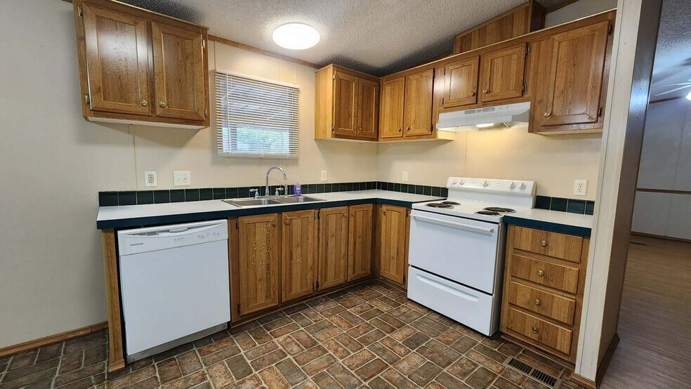 Building Photo - 572 Canal Ln