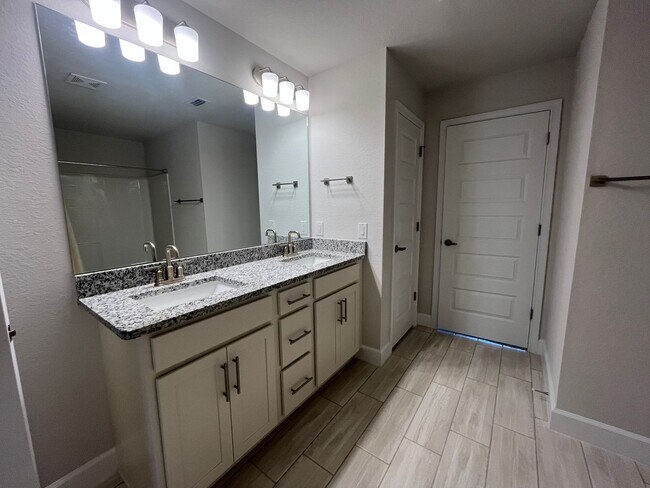 Building Photo - 2567 Averland Lp