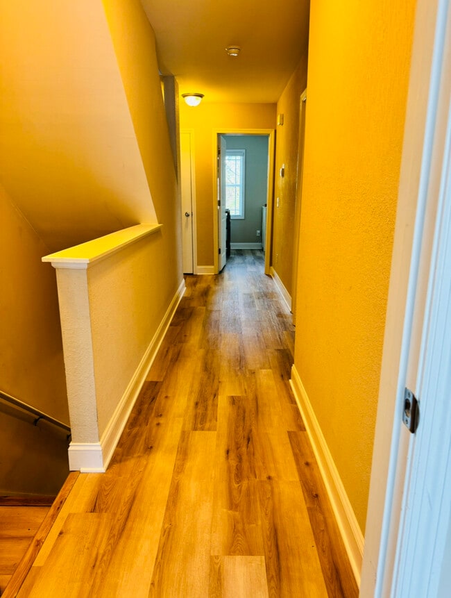 Building Photo - 305 Vesta Ct