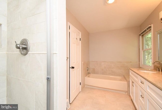 Building Photo - 6 Kanon Ct