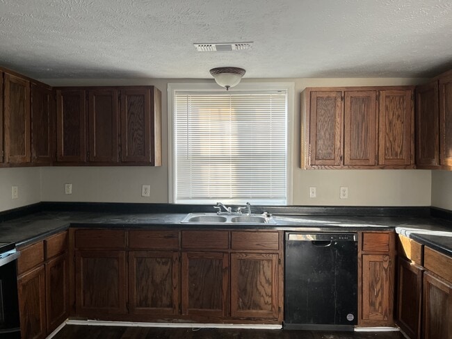 Building Photo - 604 N McLemore Ave