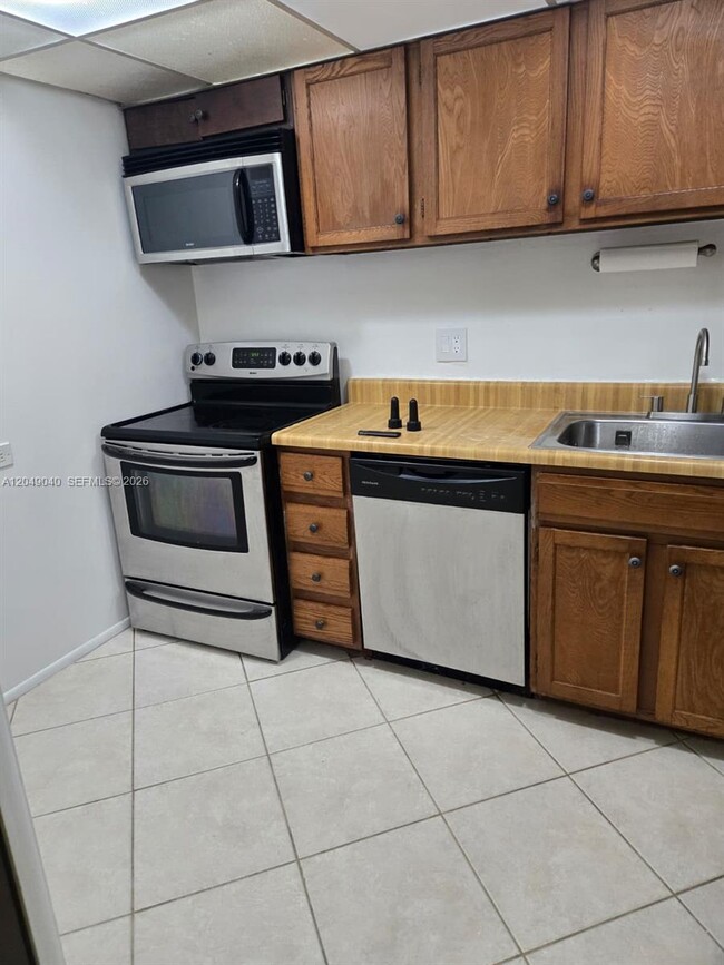 Building Photo - 3690 Inverrary Dr