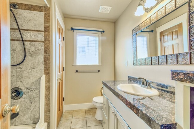 Building Photo - Luxury 5 Bed, 5 Bath Home with Modern Finishes & 2-Car Garage! - Available NOW!