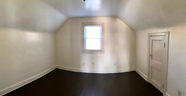 Building Photo - 1924 Maple Ave NE