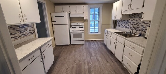 Kitchen - 403 W Washington St