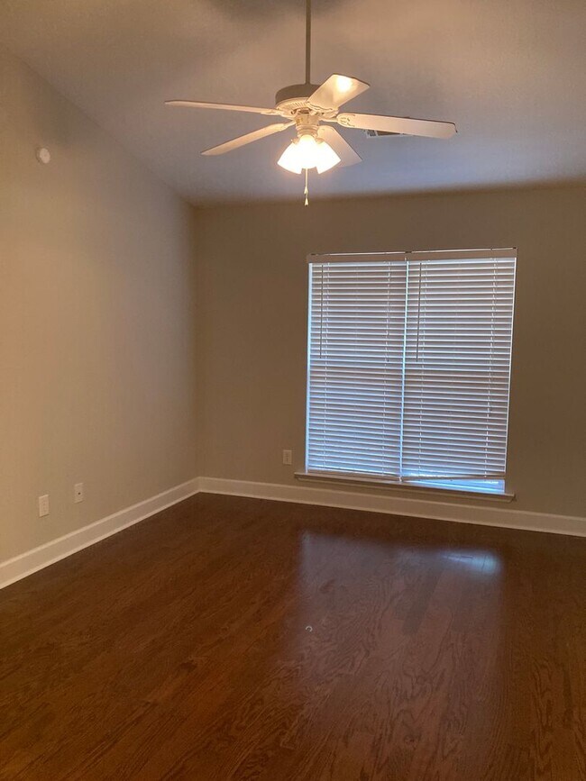 Building Photo - 3 Bed/3 Bath Townhome with Screened in Por...