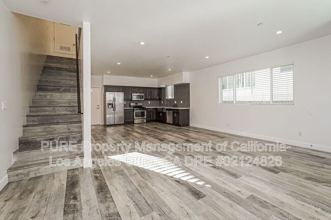 Building Photo - 1344 N Kenmore Ave