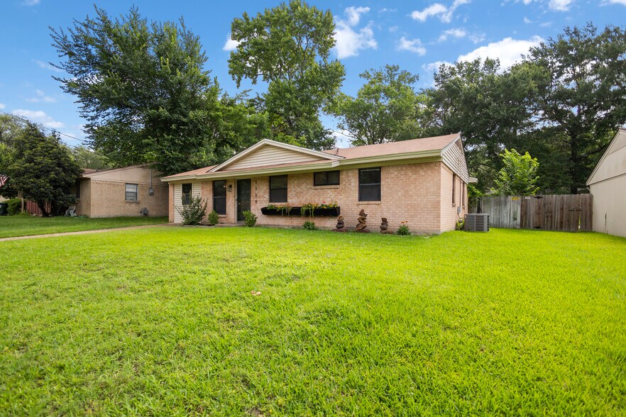 Building Photo - 3808 Appletree Ln