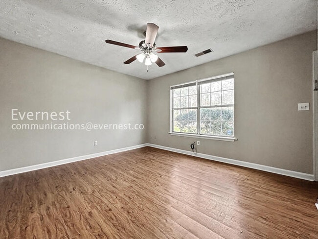 Building Photo - 2 Bed/1.5 Bath Townhome with Modern Amenities / Pet-Friendly / Coming Soon!