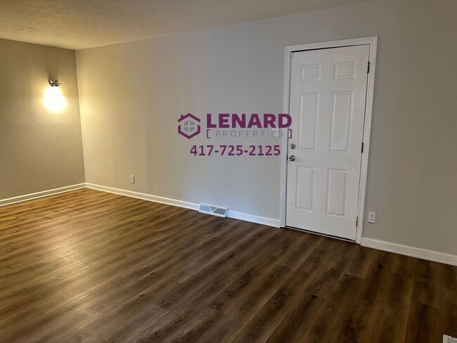 Building Photo - Spacious Home Ready For Move In!