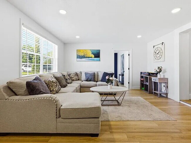 Building Photo - Fully Furnished South Tampa Retreat | Flexible Lease Terms